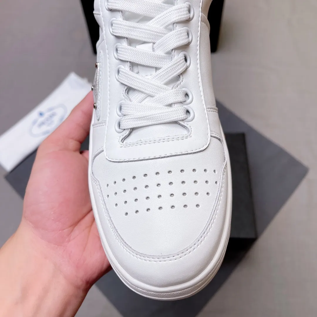 P380 Prada Prada's new men's leather sneakers, the highest version on the market, any comparison is welcome🆚! The original leather has excellent texture and is super high-end! Fetal sheep net lining imported from Italy, removable pad! Luxurious materials and fine workmanship, highly recommended! Code number 38-45 No. 058